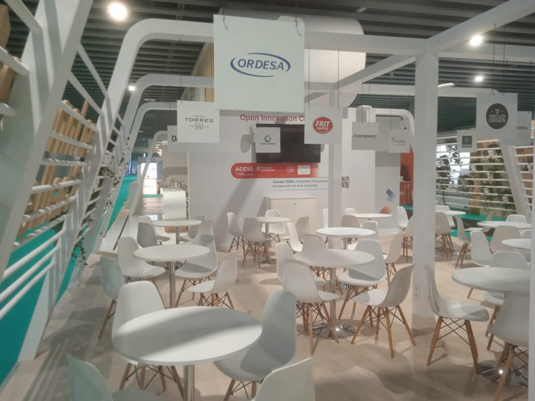 La mayor feria profesional internacional de la industria de alimentos, bebidas y. gastronomía, ha contado este año con nuestra colaboración, un mobiliario que le ha dado la nota de sabor a un espacio lleno de buen gusto.